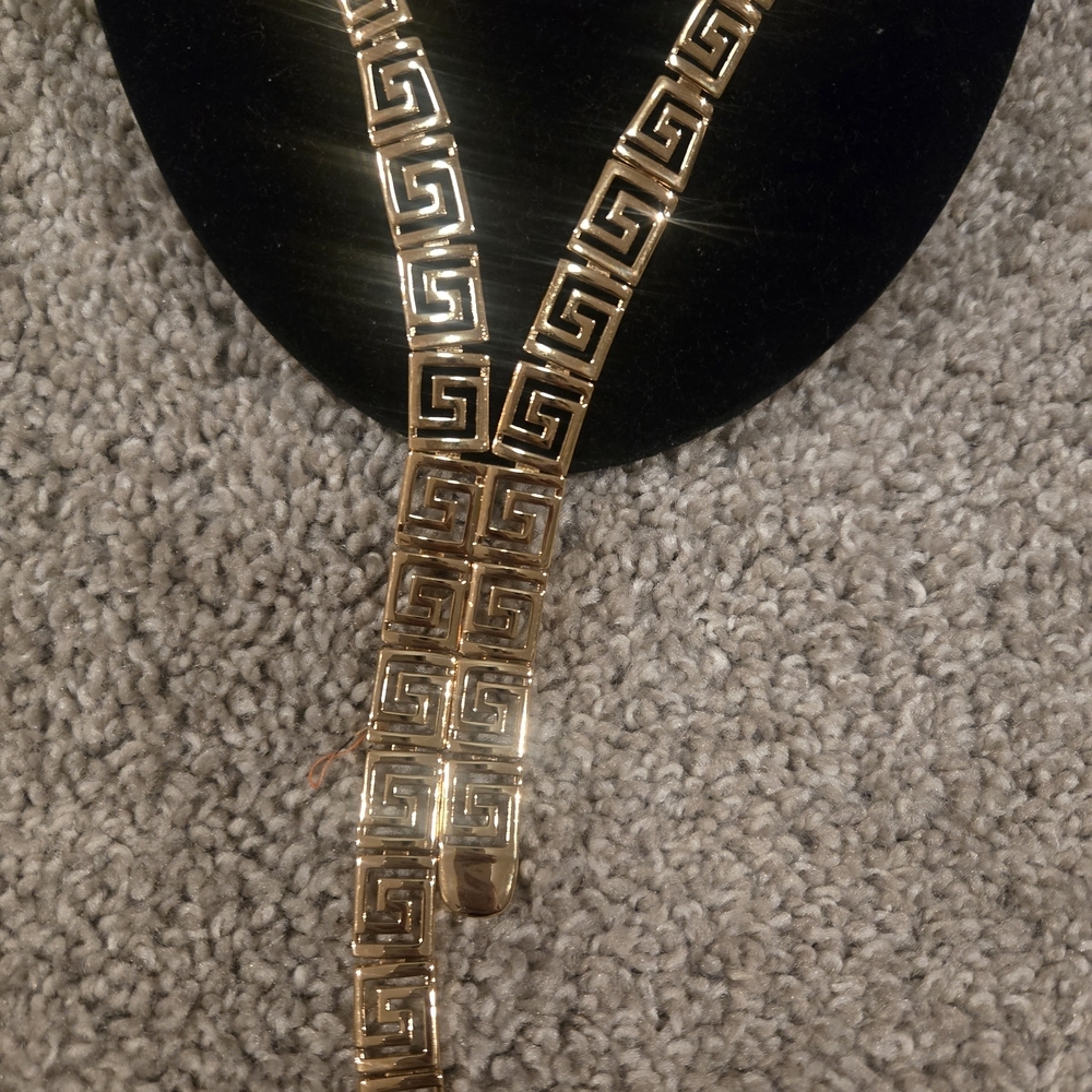 Elegant Gold Geometric Necklace